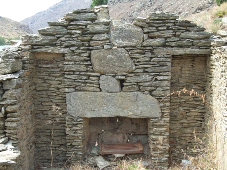 Remains of an old stone house on the Lake Roxburgh Gorge walk
