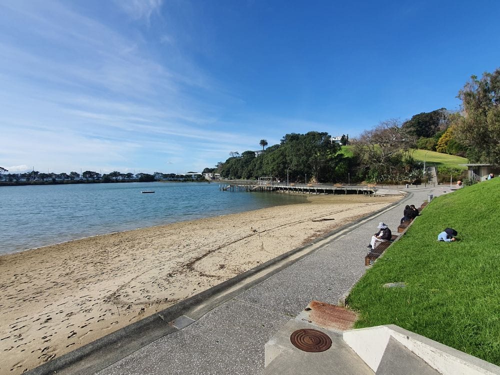 Beach and wharf at Judges Bay in Auckland - Walk by Freewalks.nz